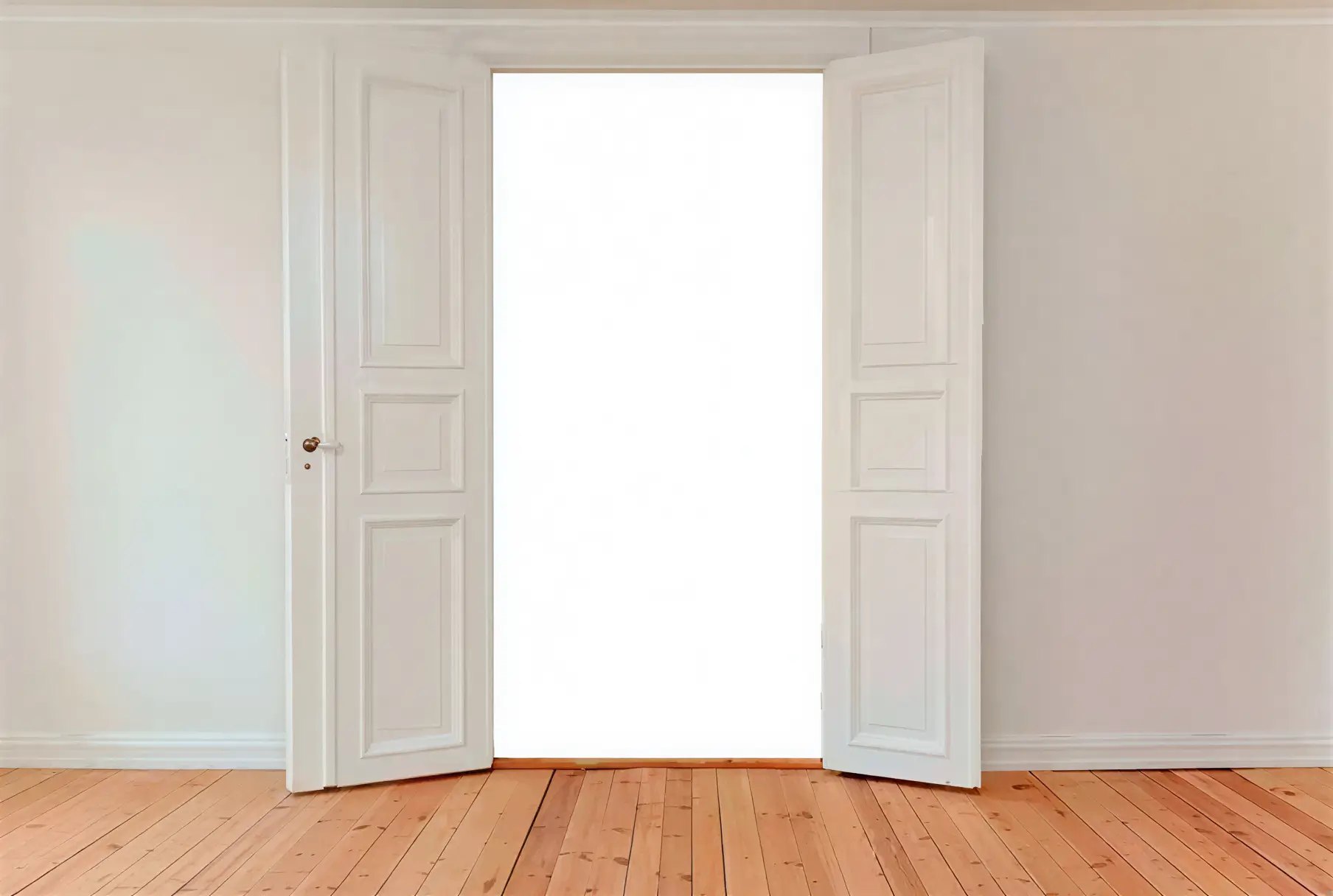 Pintores en Roquetas de Mar lacando puerta interior en blanco con acabado profesional