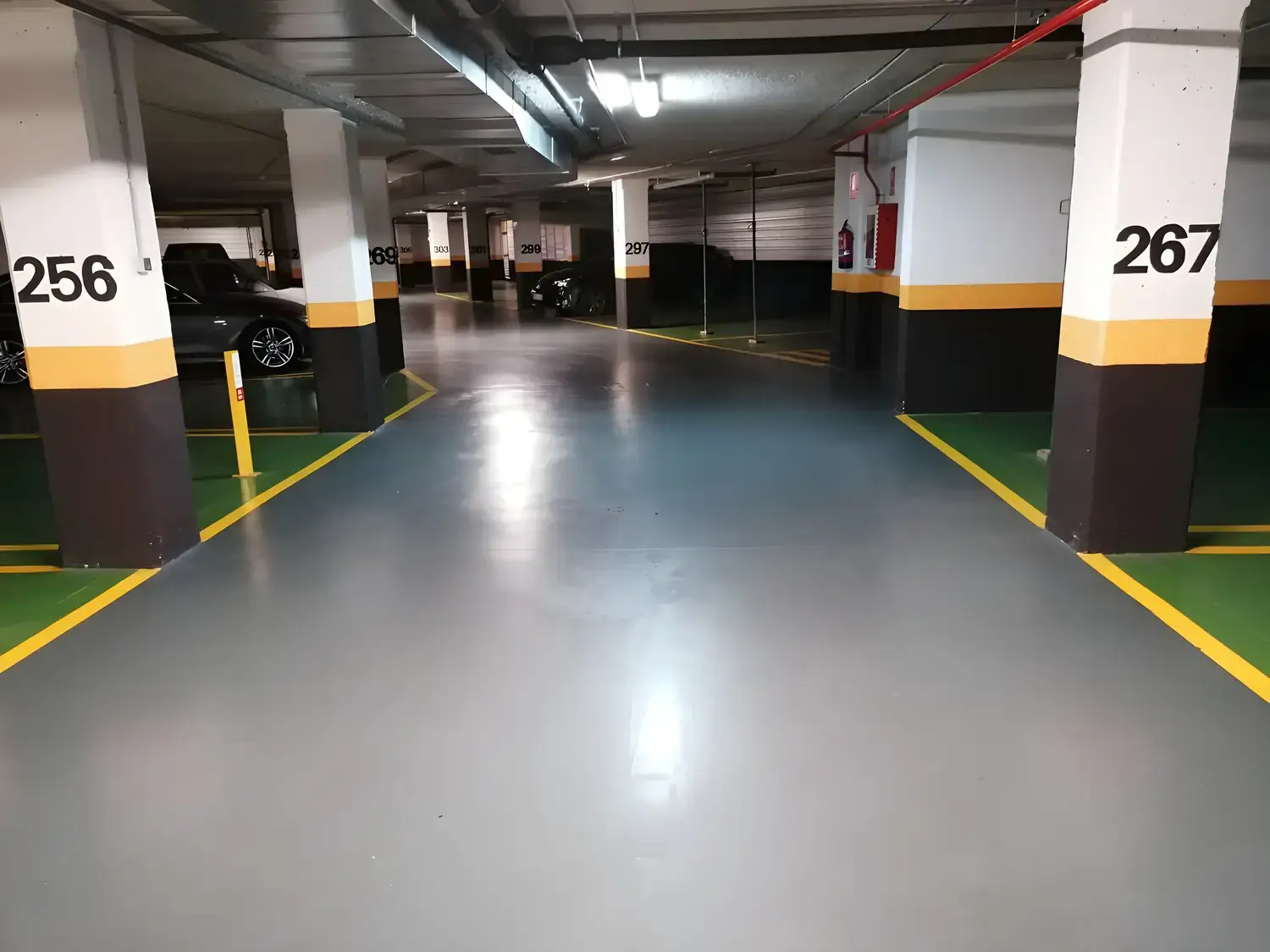 Garaje comunitario pintado y señalizado por Pintores en Roquetas de Mar