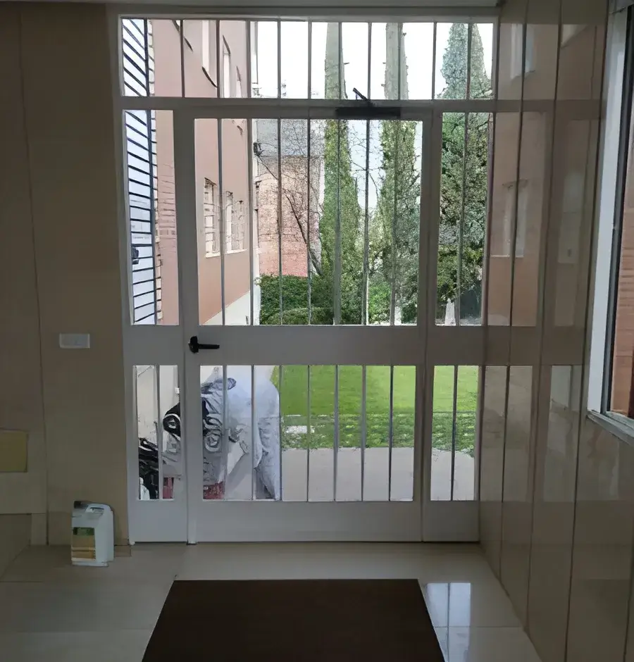 Portal de comunidad pintado por Pintores en Roquetas de Mar con acabado luminoso