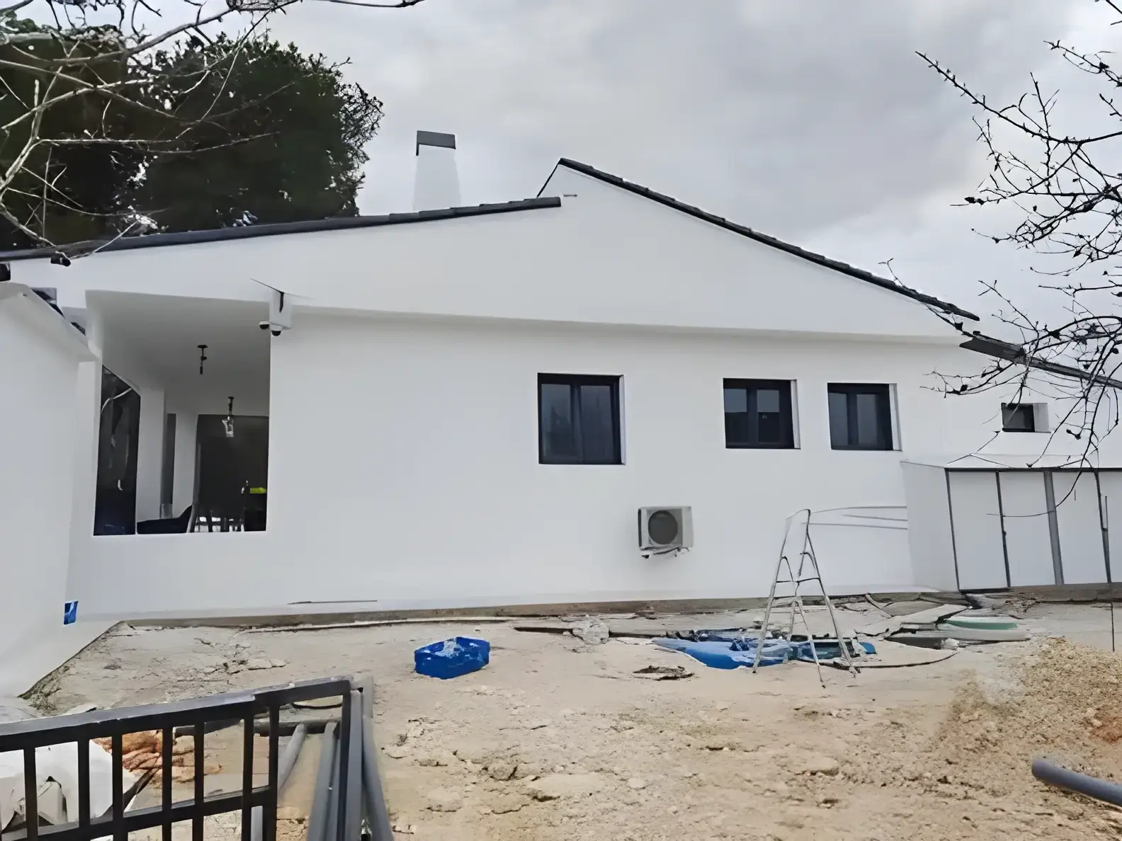Pintores en Roquetas de Mar Fachada de chalet blanco recién pintada con acabado profesional