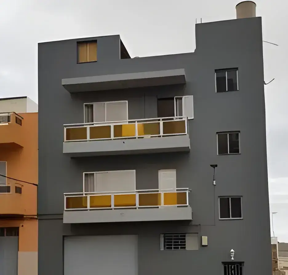 Pintores en Roquetas de Mar Rehabilitación y pintado de fachada de comunidad en color gris moderno