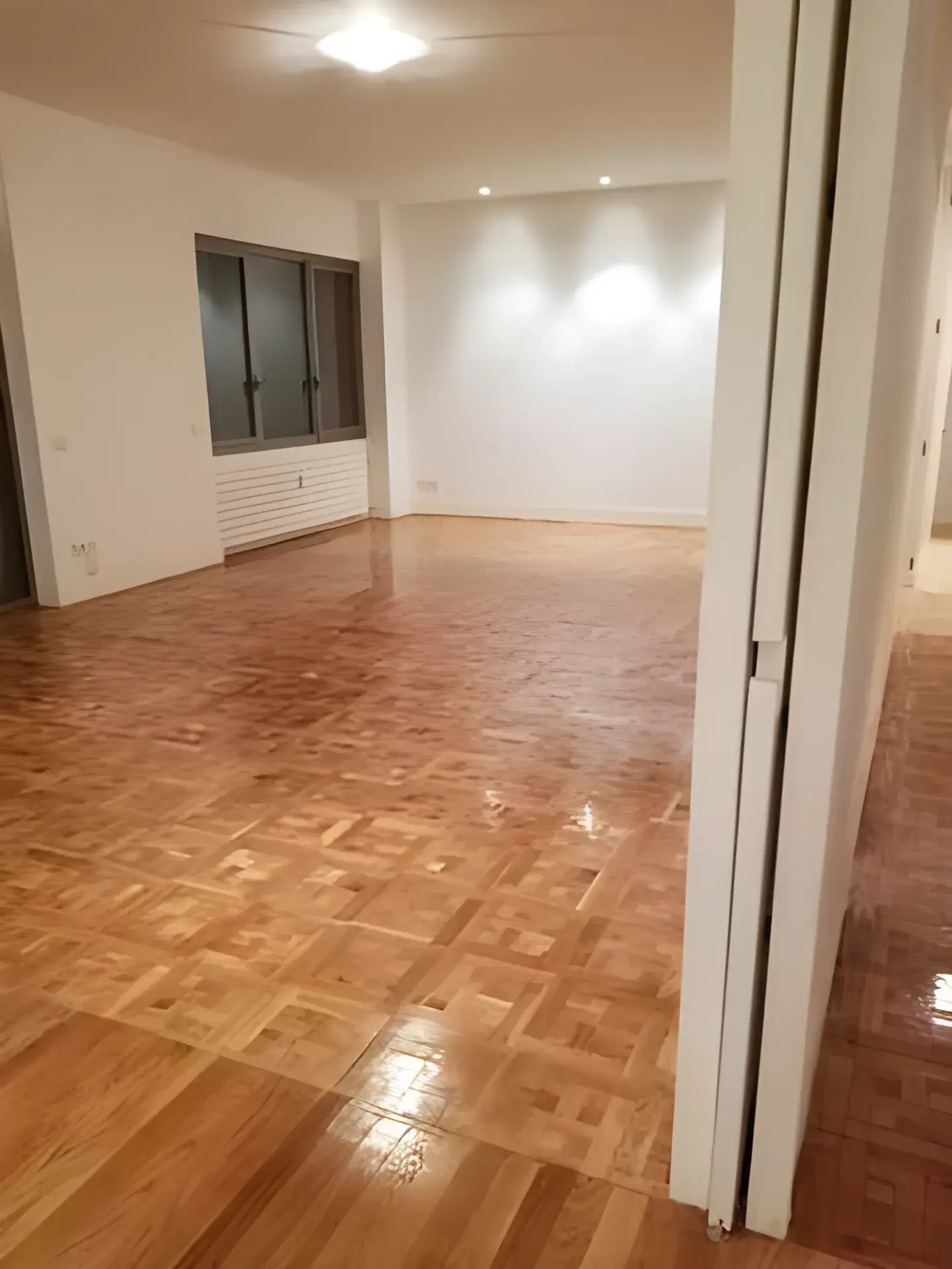 Salón amplio pintado en blanco por Pintores en Roquetas de Mar, acabado limpio y luminoso