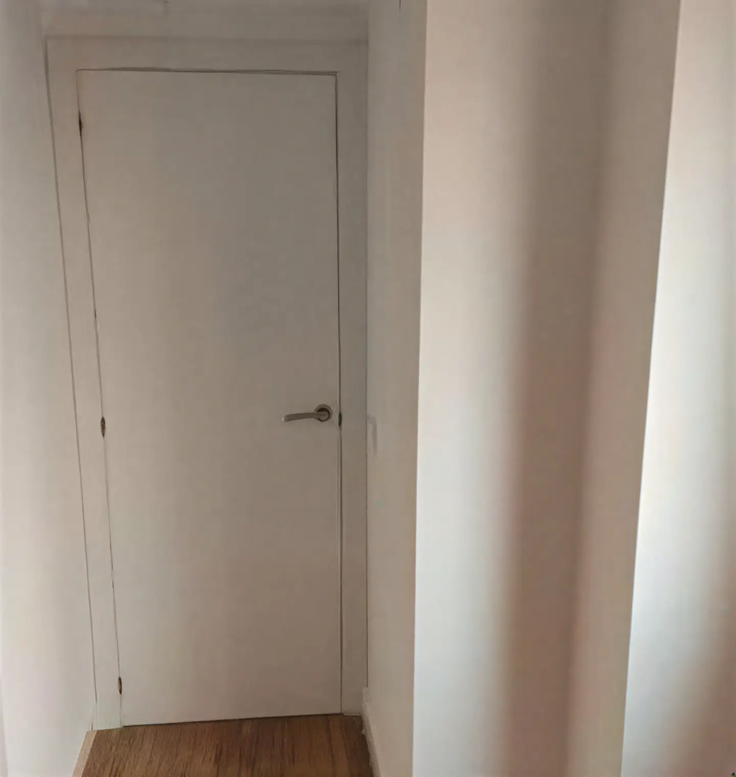 Puerta interior lacada en blanco en pasillo realizada por Pintores en Roquetas de Mar