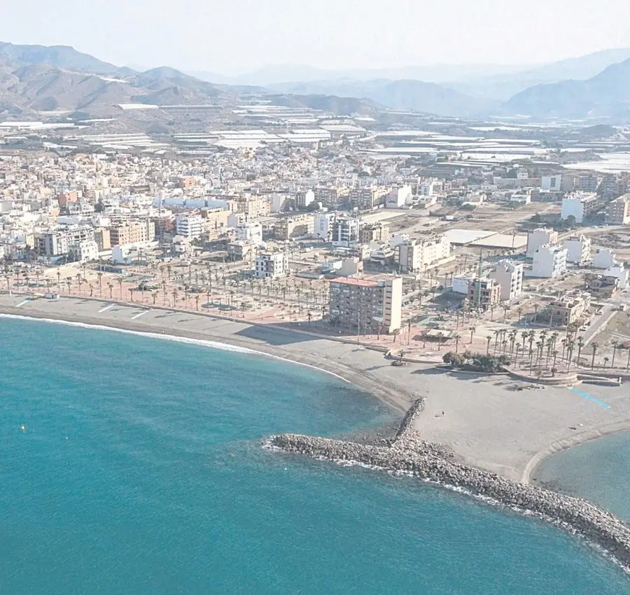 vista general de adra donde trabajan pintores en roquetas de mar